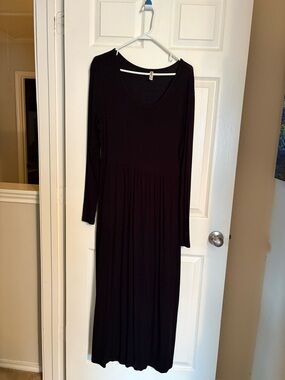 Everyday Black Long-Sleeve Maxi Dress by